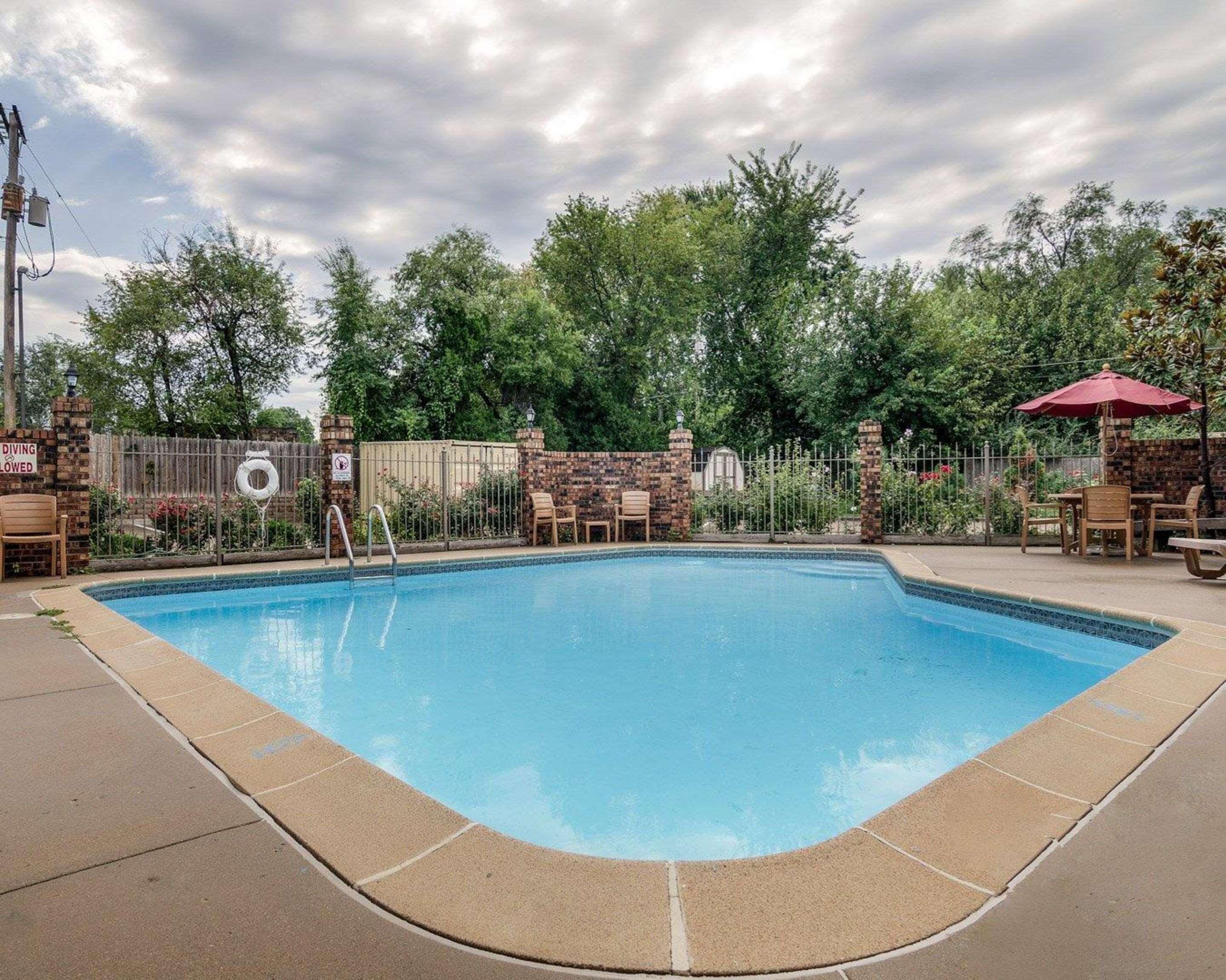 Econo Lodge University Lawrence Buitenkant foto