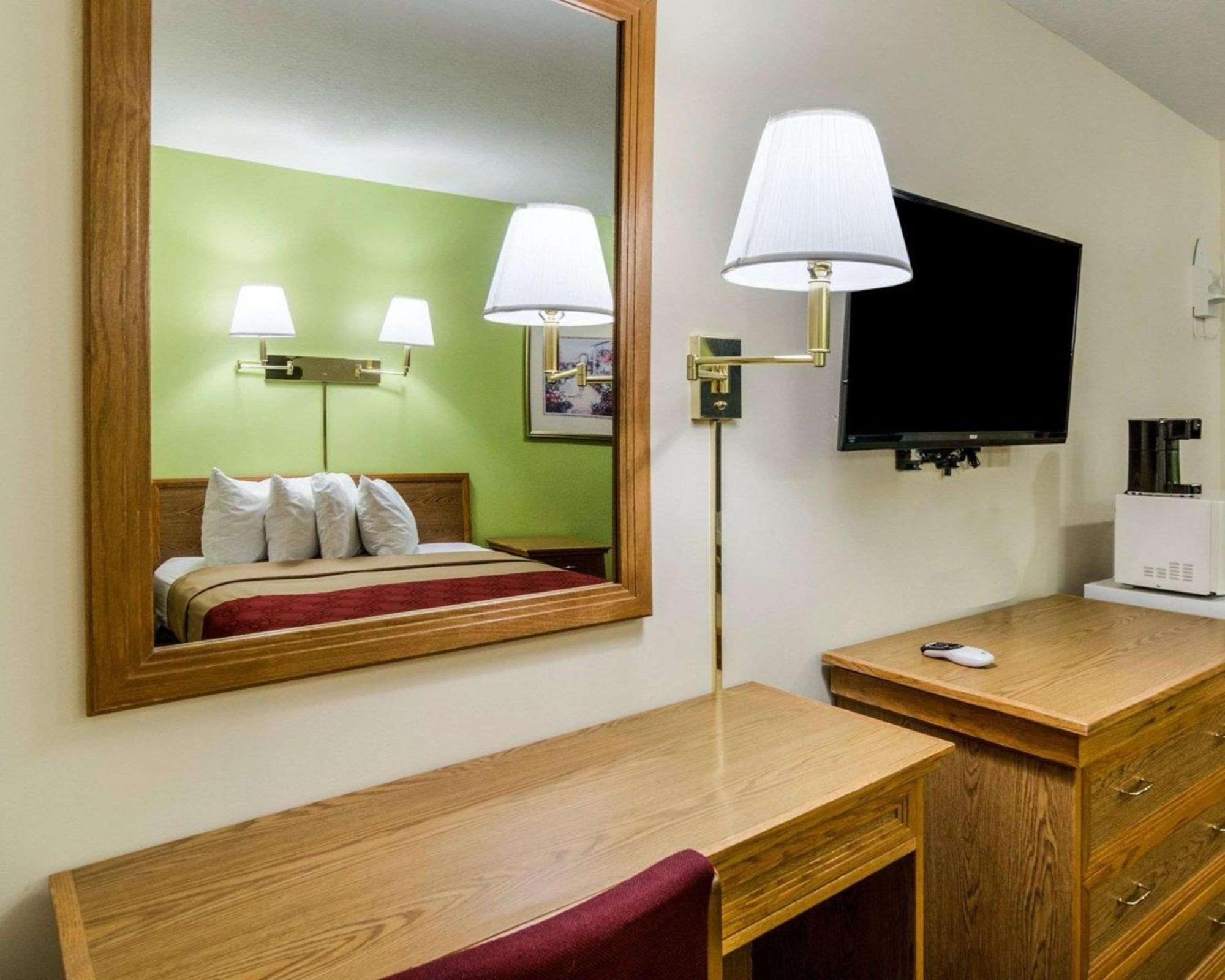 Econo Lodge University Lawrence Buitenkant foto